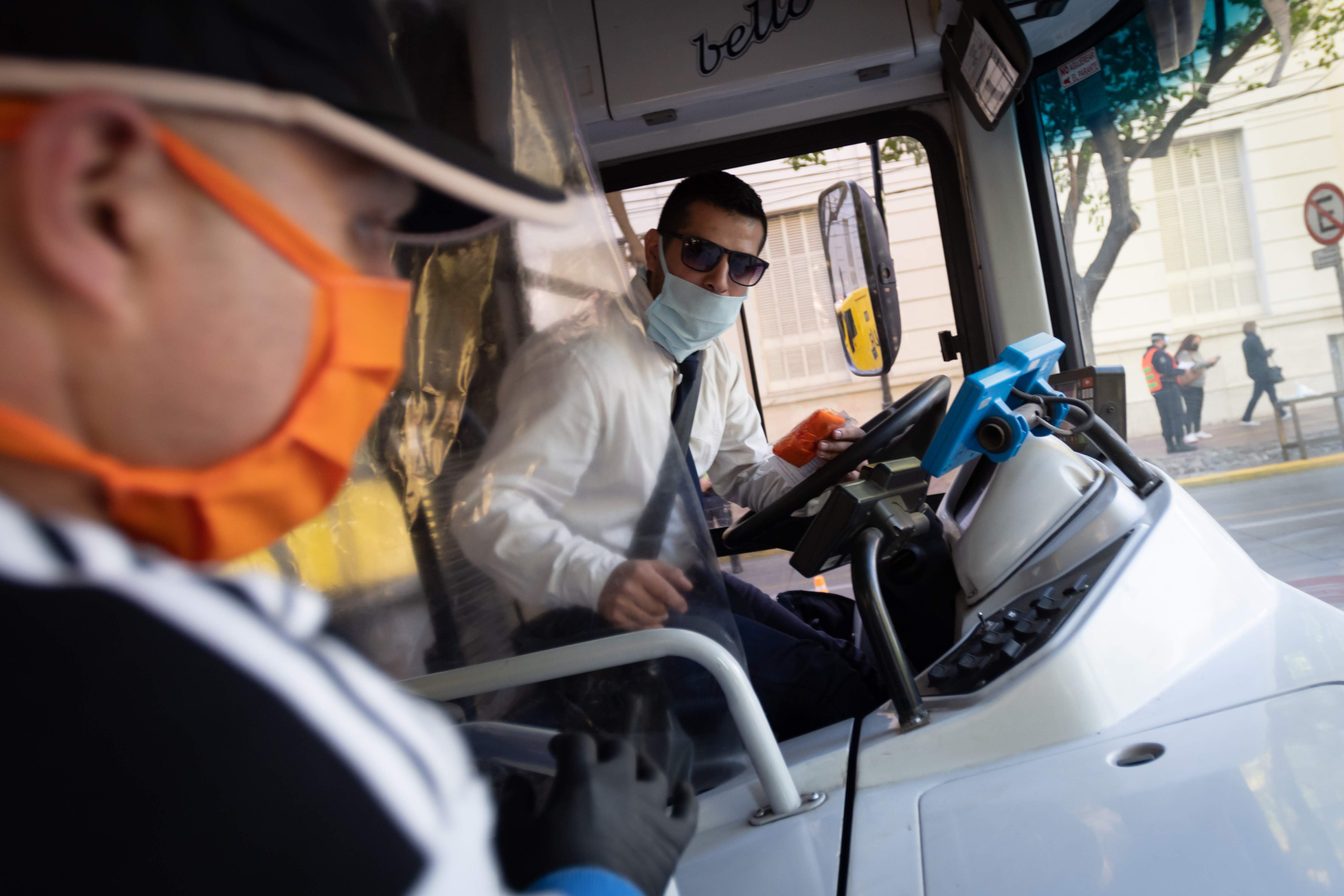 Mendoza 16 de abril de 2020 

Los pasajeros de transporte público fueron acostumbrándose a subir con tapabocas o barbijos a las unidades. 

Foto: Ignacio Blanco / Los Andes