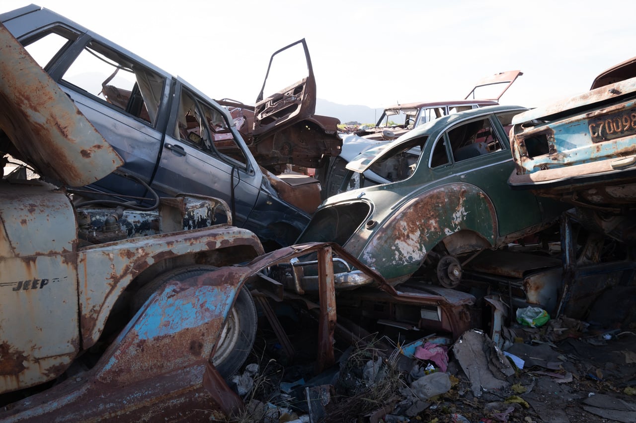 Miles de rodados abandonados se oxidan en pilas desde hace años en la playa del piedemonte capitalino. | Foto: Ignacio Blanco / Los Andes