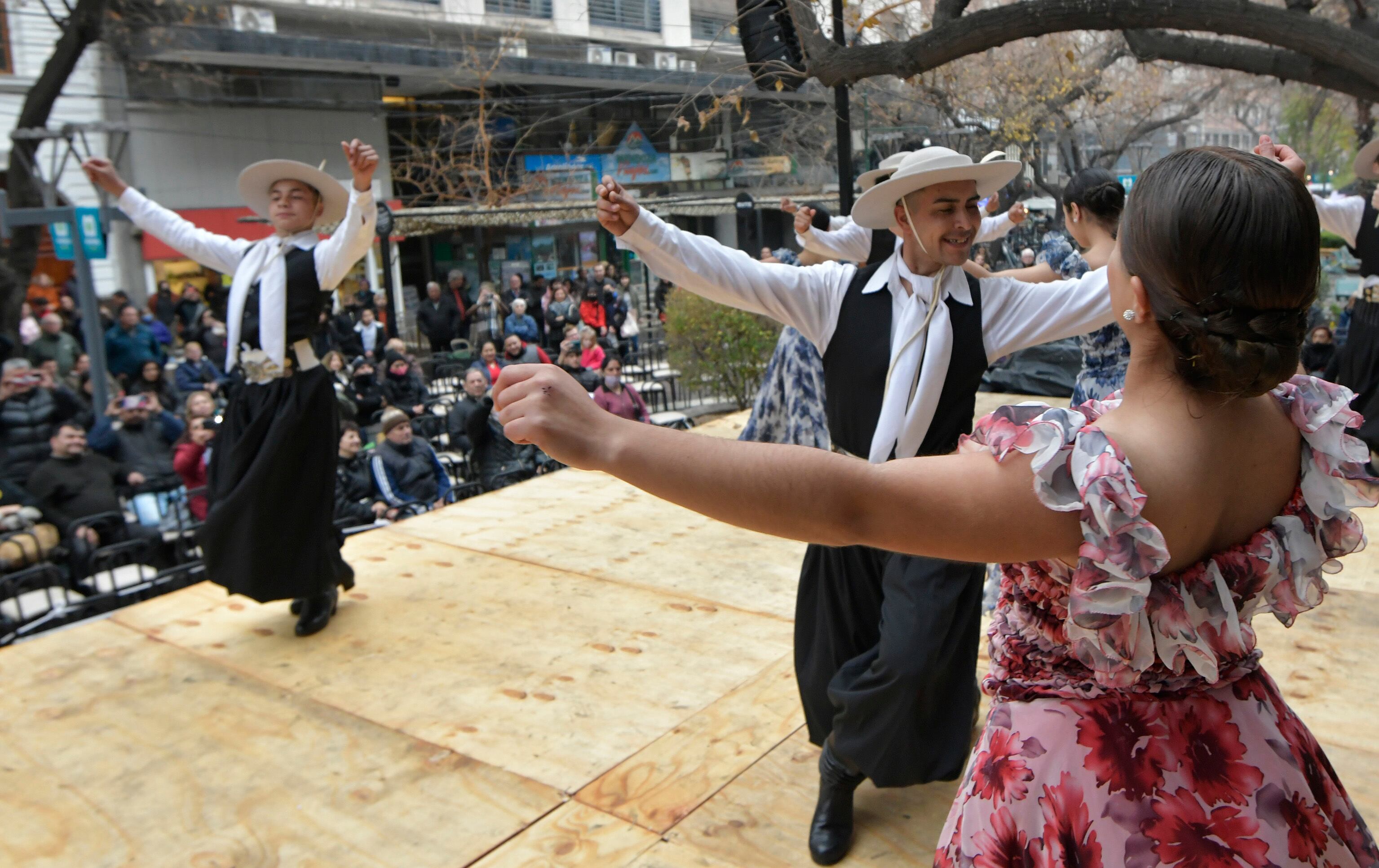 Los cuadros del folclore animaron al público durante la siesta mendocina. Foto: Orlando Pelichotti / Los Andes
