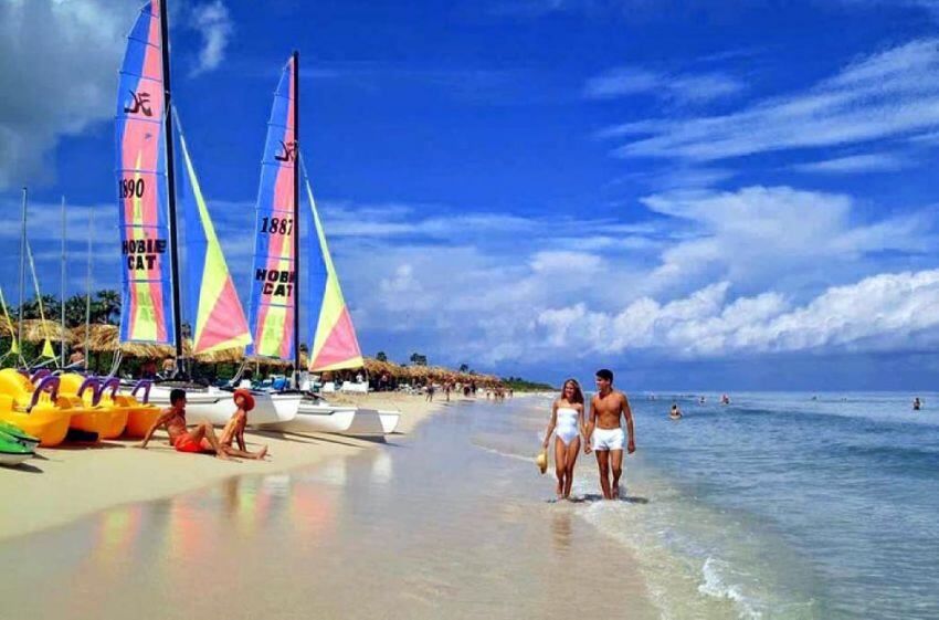 
    Cuba. Con un sinnúmero de hoteles y sus hermosas playas nos deleita Varadero.
   