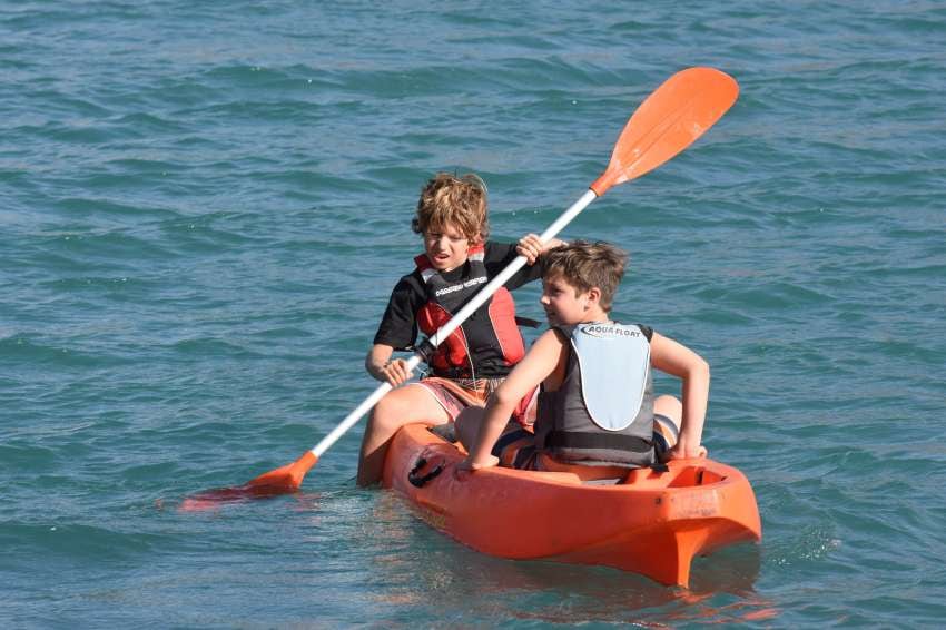 
Para toda la familia. Laureano Soto y Augusto Blanco remaron ayer en el lago | Mariana Villa / Los Andes
   