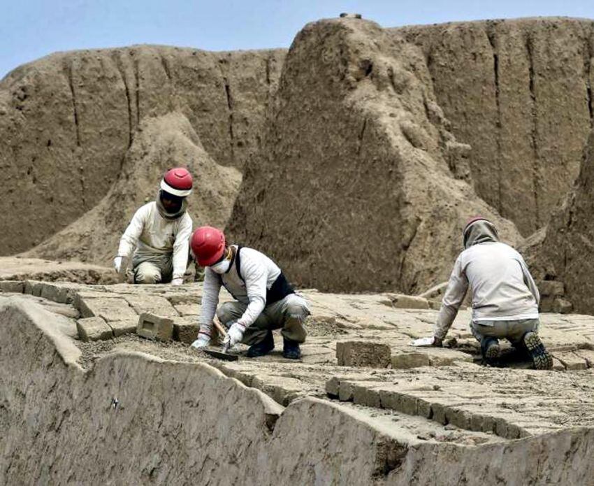 
    Campo. Arqueólogos trabajan en la antigua estructura.
   