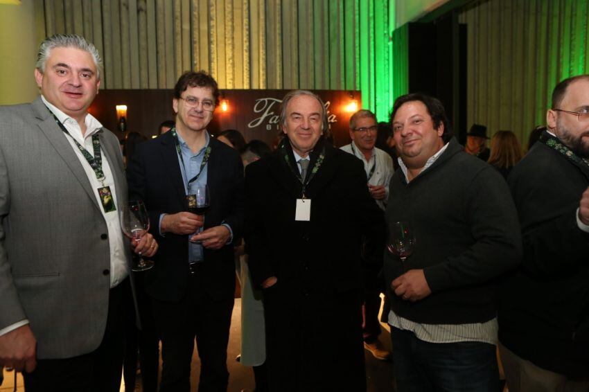 
De Bodegas Bianchi, en el Tapis Rouge: el enólogo Silvio Alberto, Adrián Cura y Valentín Stradella, junto a Roberto Zaldívar. | Marcelo Rolland / Los Andes
   