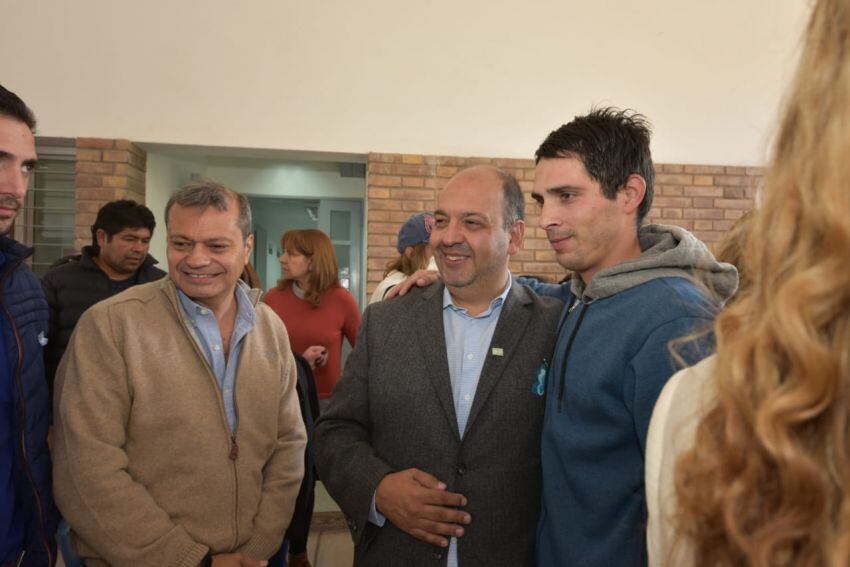 
    Los funcionarios Oscar Sagás y Néstor Majul compartieron con la gente de Barrancas la inauguración de obras en el centro de salud
   