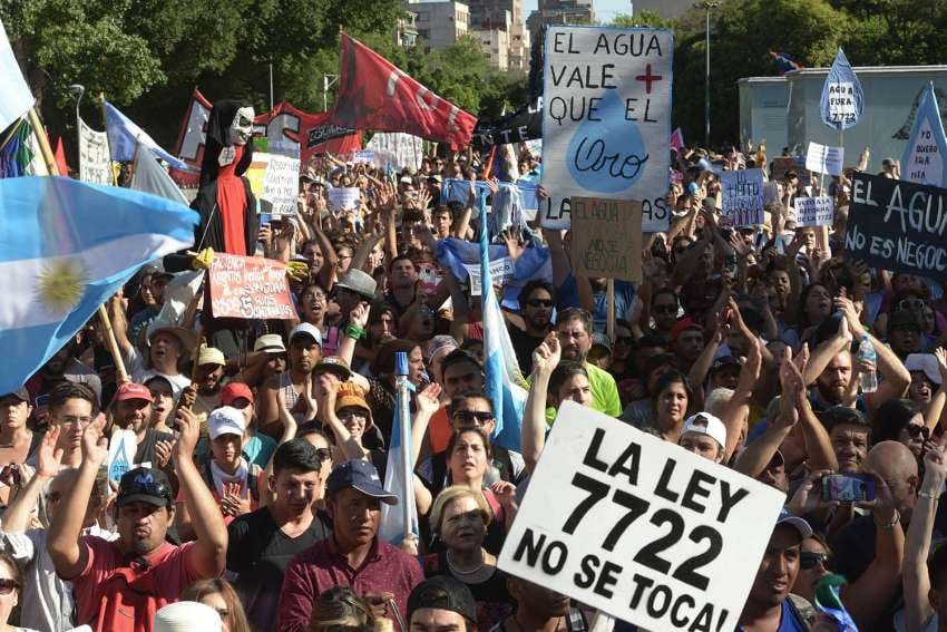 
Marcos García / 23 de diciembre | La caravana que llegó desde diferentes puntos de la provincia llega al centro de la ciudad para manifestarse en defensa del agua.
   