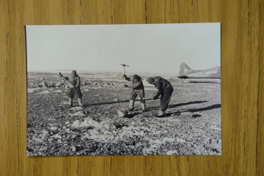 
Pioneros de la base Marambio | A pico y pala, la Patrulla Soberanía construyó una pista de aterrizaje en 1969.
   