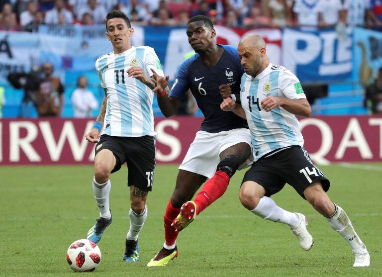 MUN49-84\u002E KAZÁN (RUSIA), 30/06/2018\u002E- El centrocampista francés Paul Pogba (c), el delantero argentino Ángel Di María (i) y el defensa argentino Javier Mascherano durante el partido Francia-Argentina, de octavos de final del Mundial de Fútbol de Rusia 2018, en el Kazán Arena de Kazán, Rusia, hoy 30 de junio de 2018\u002E EFE/Julio Muñoz [ATENCIÓN EDITORES: Sólo Uso editorial\u002E Prohibido su uso en referencia con entidad comercial alguna\u002E Prohibido su uso en alertas, descargas o mensajería multimedia en móviles\u002E Las imágenes rán aparecer como fotografías congeladas y no podrán emular la acción del juego mediante secuencias o fotomontajes\u002E Ninguna imagen publicada podrá ser alterada, mediante texto o imagen superpuesta, en el caso de que (a) intencionalmente oculte o elimine el logotipo de un patrocinador o (b) añada y/o cubra la identificación comercial de terceras partes que no esté oficialmente asociada con la Copa Mundial de la FIFA\u002E]