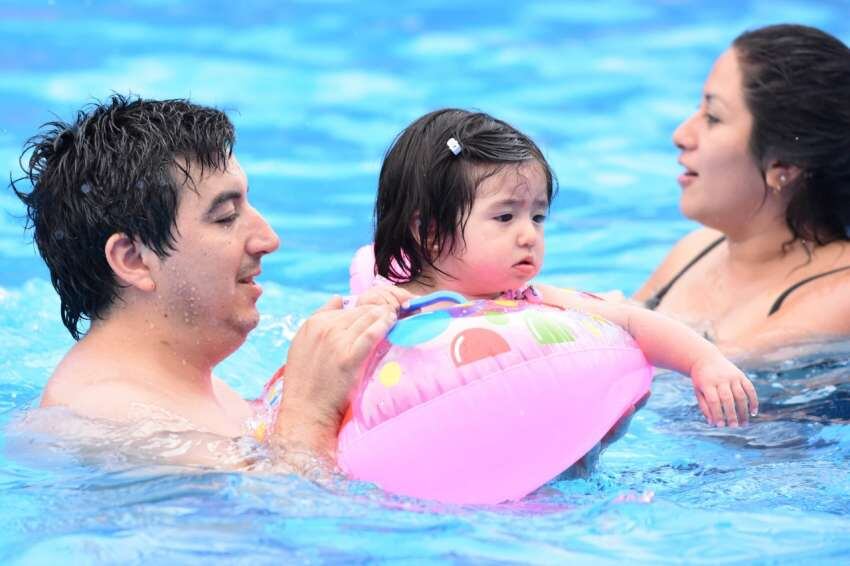 
Alma Altamirano junto a su mamá Florencia y su papá Federico. | Mariana Villa / Los Andes
   