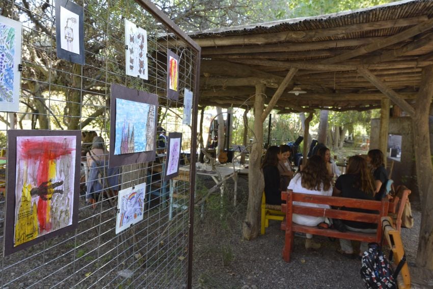 
Pinturas y comida. Espacio Jereb apunta a los apasionados por el arte y los lugares apacibles. | Patricio Caneo / Los Andes
   