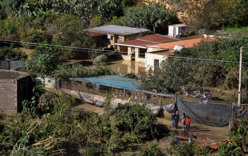 
    Casas invadidas por el agua del río en Palermo./AFP
   