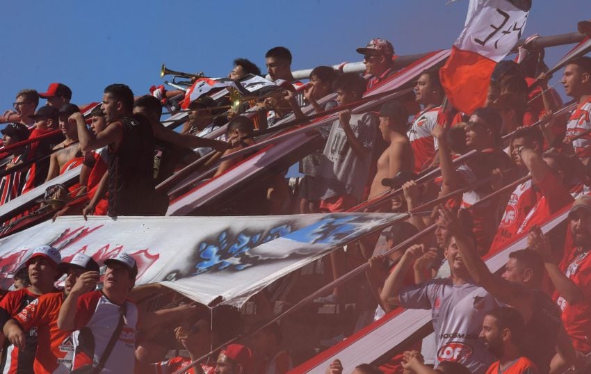 
Aguante botellero. La barra del Cruzado, siempre presente, festejó el pasaje a la siguiente fase con bengalas de humo rojo. | Orlando Pelichotti / Los Andes
   