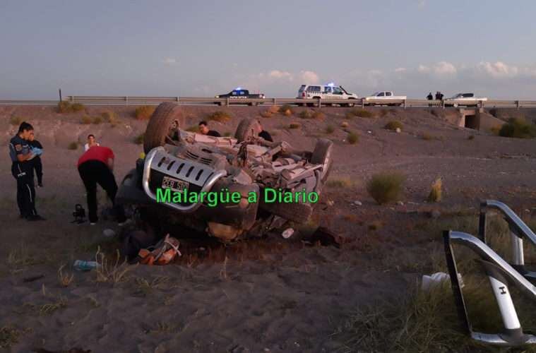 
    La camioneta perdió el dominio y derrapó en la banquina. - Gentileza / Malargüe a Diario
   