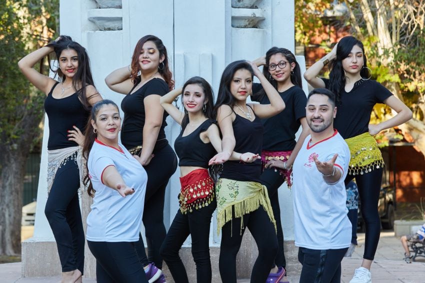 
    Nury Ai Sum y Emiliano Hamza, junto a sus alumnas de baile árabe, posan contentos en el monumento de la plaza.
   