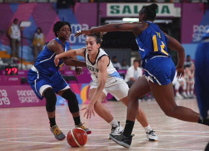 
Foto: AP | Macarena D'Urso de Argentina, esquiva a Brittney Matthewe Imane Tate, de Islas Vírgenes.
   