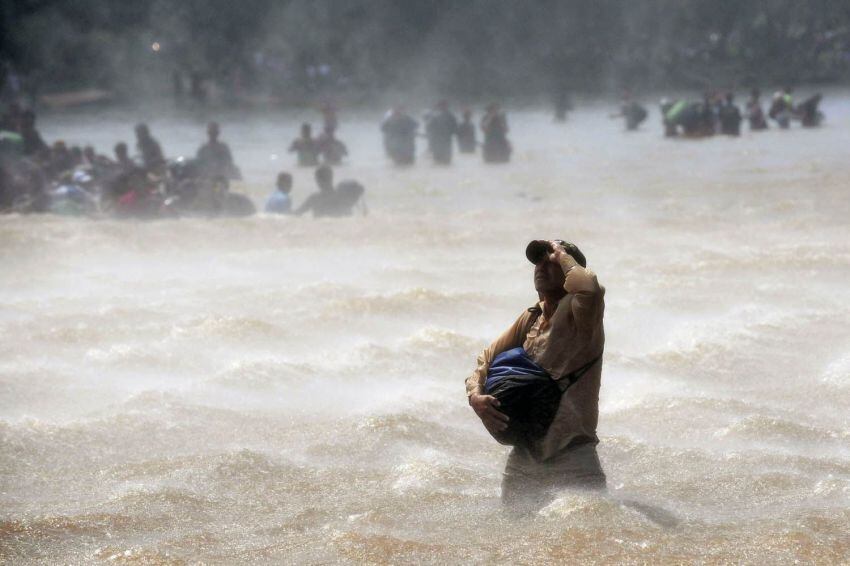 
Foto: AFP | Los migrantes cruzan el río Suchiate desde Tecun Uman en Guatemala a Ciudad Hidalgo en México. 29 de octubre de 2018.
   