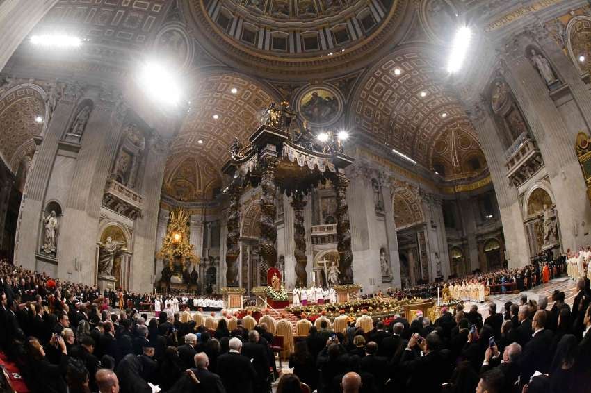 En la misa de Nochebuena, Francisco criticó "la lógica de dar para tener"