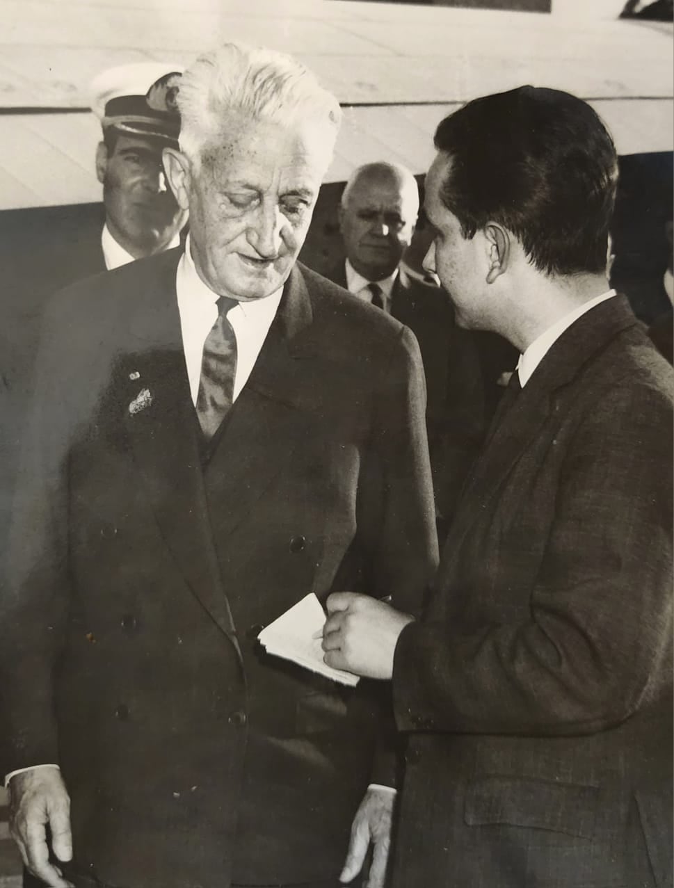 1965. Jorge Oviedo, de 27 años, en el aeropuerto de Mendoza entrevistando al expresidente Arturo Umberto Illia. Foto: Gentileza