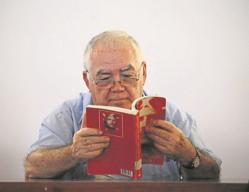 
    El diario del che. El investigador cubano Froilán González, con un ejemplar del libro. - DPA
   