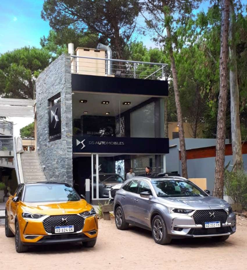 
    DS Store Cariló. Un espacio que imita las concesionarias de lujo de esta marca premium del grupo PSA. Se exhiben y se pueden probar, los DS3 y DS7 Crossback.
   