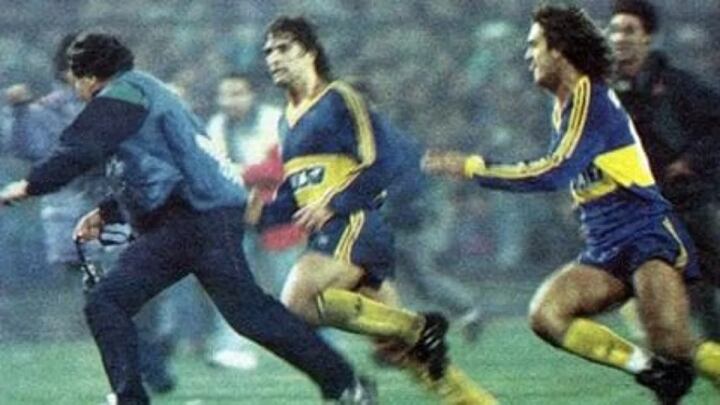 
    Giunta y Batistuta persiguen a un allegado al Colo Colo que invadió el campo de juego. / Gentileza.
   