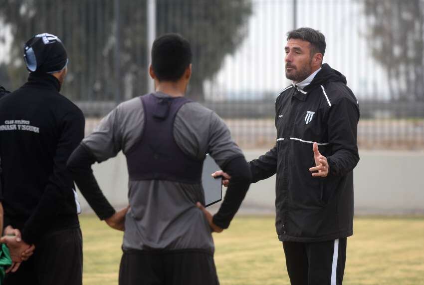 
Pozo. Dialogó bastante con sus dirigidos para intentar mañana cortar la sequía de triunfos. | Gentileza / Prensa Gimnasia
   