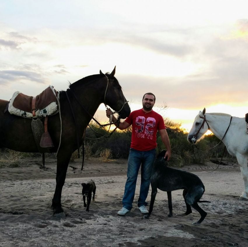 
Leonardo con Zaino y Moro, dos de los caballos faenados.
