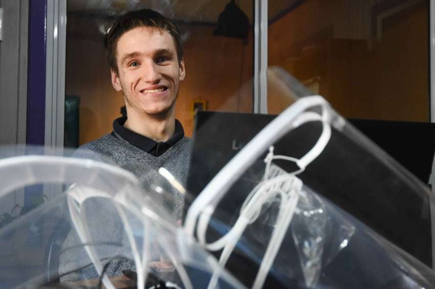 
Tincho Ferrer, Tiene 22 años y sufre parálisis cerebral. Con dos amigos y una impresora 3D produce máscaras de plástico reciclado  | Foto Mariana Villa / Los Andes
   