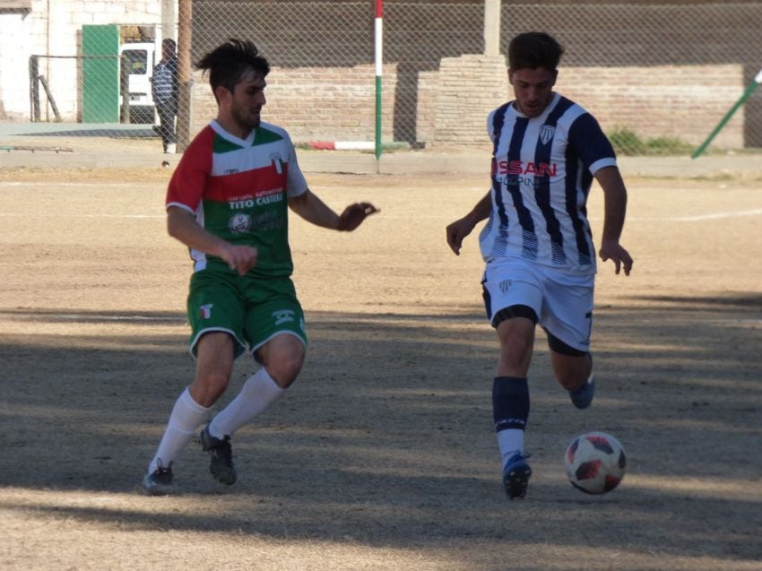 
    Horacio Malinar, volante beltranino, intenta frenar el avance de Sandez, del Albiazul. Gentileza / Actualidad del Frayle. 
   