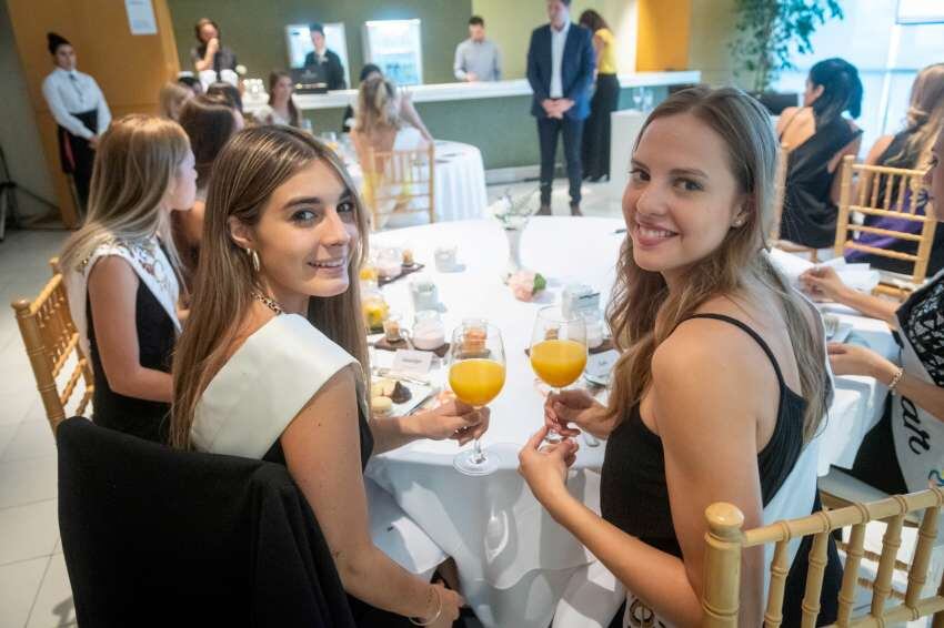 
Frescas. Las reinas de Luján y Guaymallén, en el desayuno | Ignacio Blanco / Los Andes
   