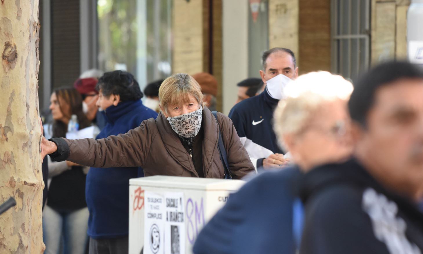 Abril. Cientos de jubilados acudieron a cobrar a los bancos en plena cuarentena estricta.