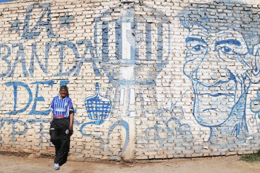 
El mural del Loco Julio y el famoso Tanque, un clásico que forma parte de las paredes del Gambarte.  | Los Andes
   