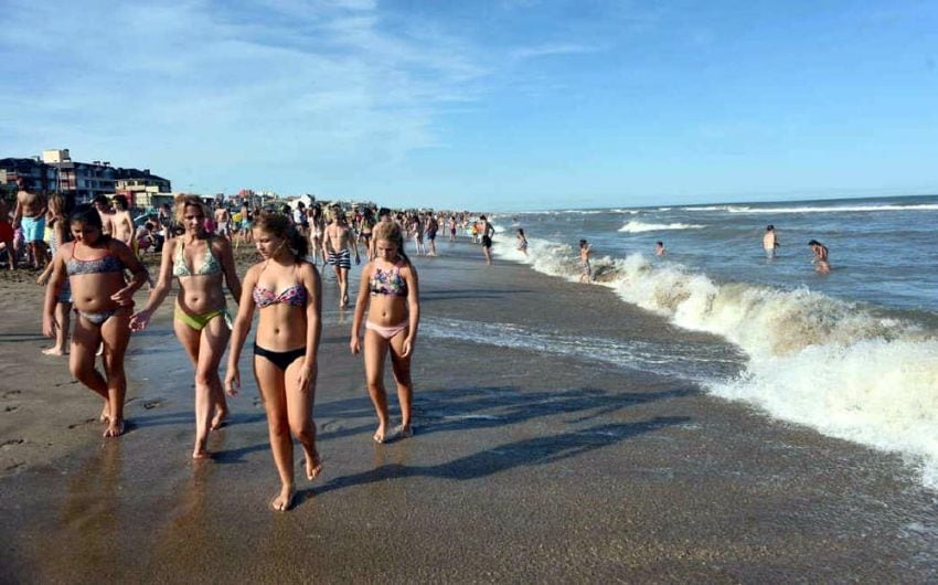 
    Pinamar. Las playas de este balneario son especiales para la diversión de jóvenes y niños.
   