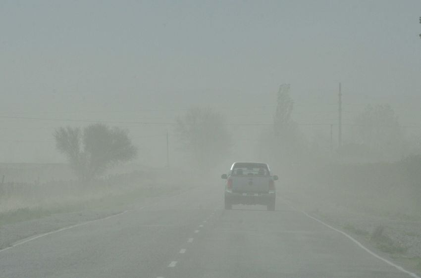 
Poca visibilidad en ruta 99 por los fuertes vientos y el polvo en suspención  | Foto: Claudio Gutiérrez / Los Andes
   