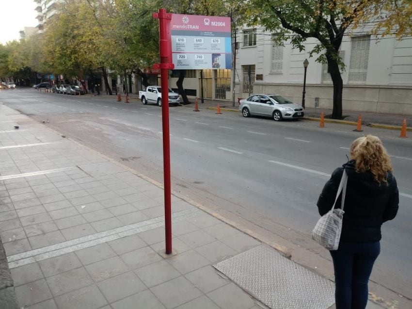 
La espera para tomar el colectivo fue más larga. Se aseguró el 30% de las frecuencias. | Marcos García / Los Andes
   