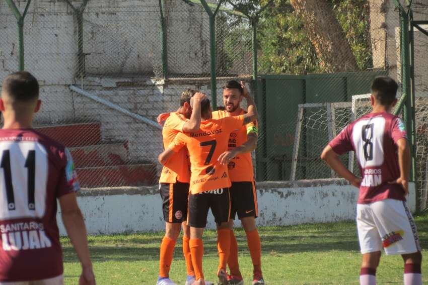 
FESTEJO. | Baldaccini, Méndez y Montaña festejan uno de los goles de Fundación Amigos. Gentileza / Prensa Fadep.
   