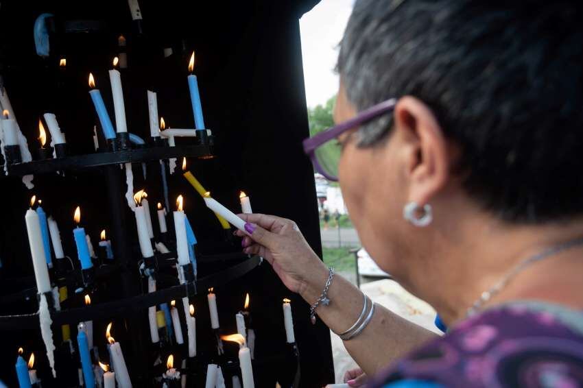 
Velas. Una devota de la Virgen prepara su vela antes de la caminata nocturna hacia El Challao | Ignacio Blanco / Los Andes
   