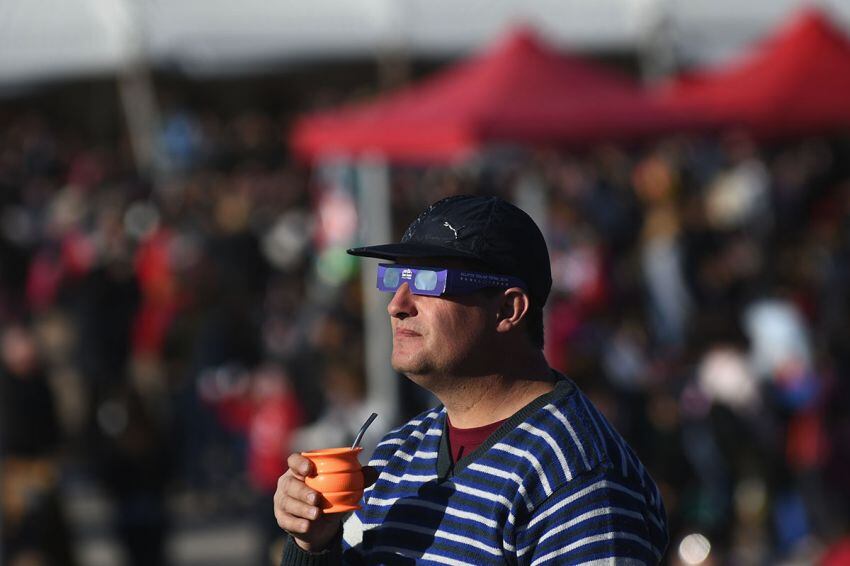 
Con el mate: la gente pasó la tarde a la espera del suceso. | Marcelo Rolland / Los Andes
   