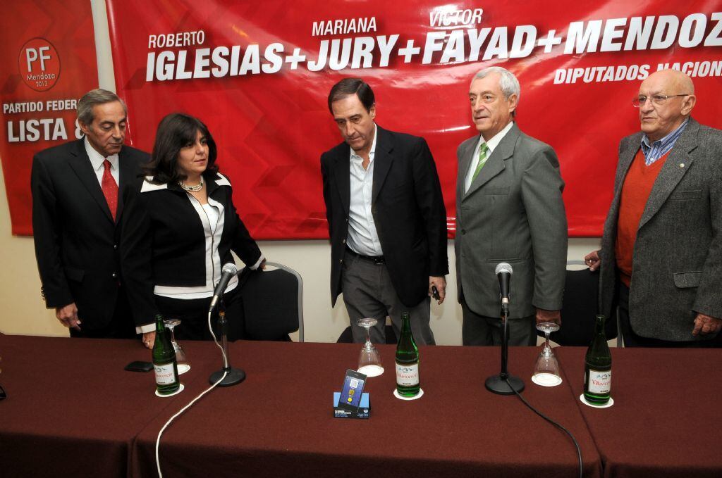 Roberto Iglesias y Víctor "Viti" Fayad junto a otros dirigentes de la UCR local. 