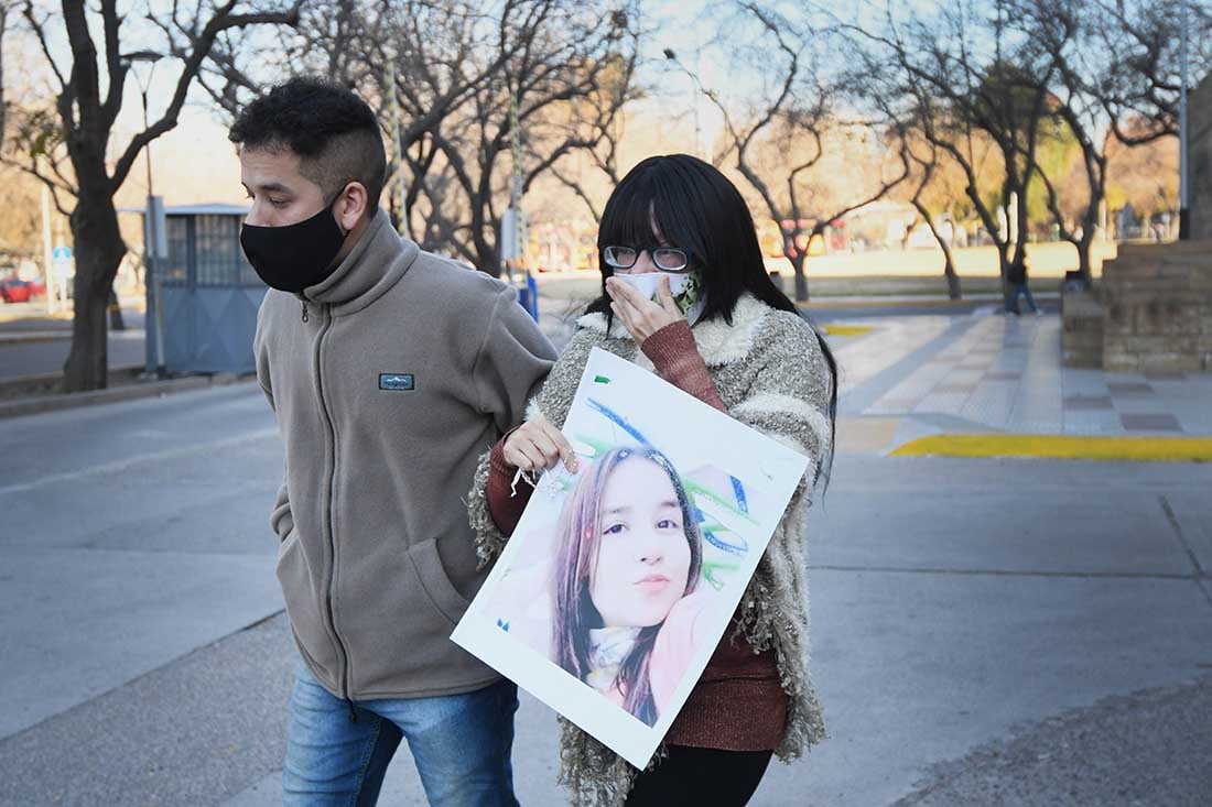 El hermano de Flor y su mamá, ayer en Tribunales. 