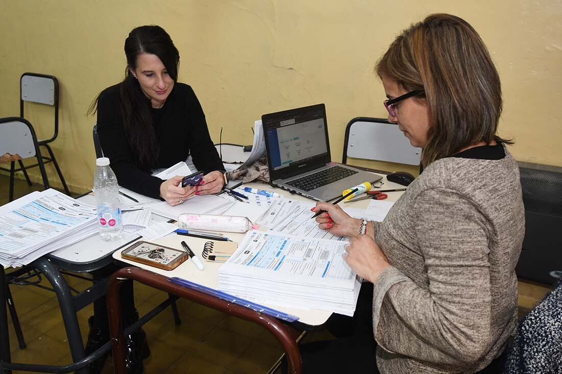 En la escuela Manuel Lainez de Ciudad los jefes de radio trabajan con la documentación recibida durante todo el día.
Foto: José Gutiérrez / Los Andes 