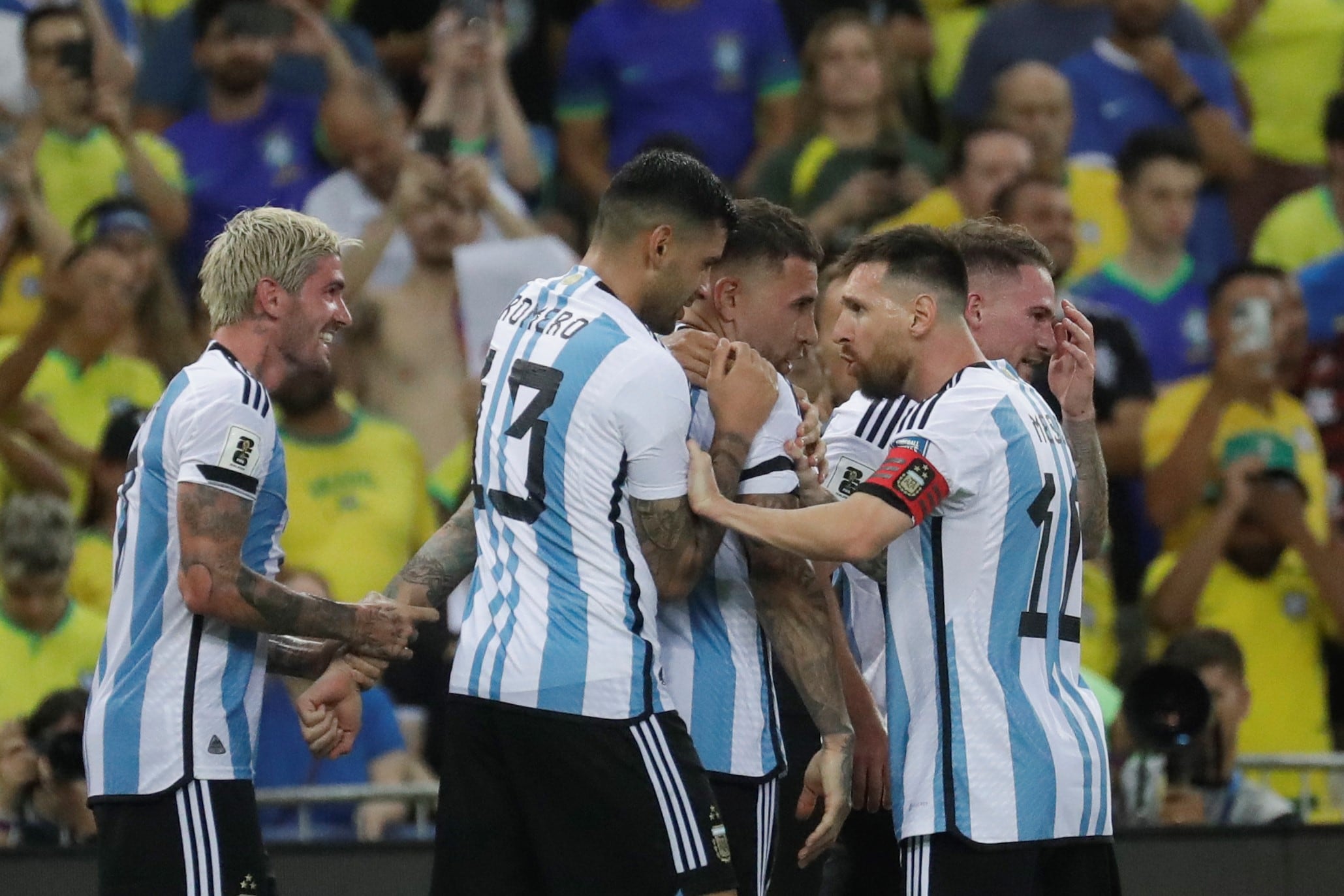 Todos los abrazos son para Nico Otamendi, autor de un verdadero golazo en el Maracaná. 