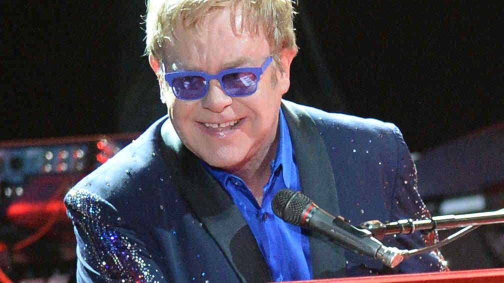 Elton John es de Aries