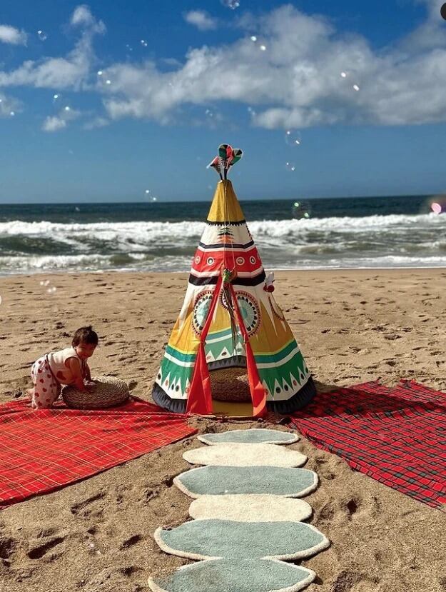 Tao cumplió un año de vida y se lo festejaron en la playa con una torta fabulosa.