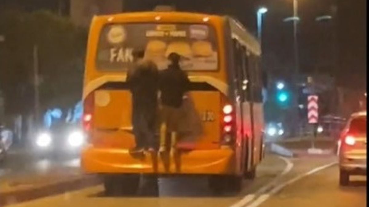 Filmaron a dos cordobeses "colgados" de la parte de atrás de un colectivo.