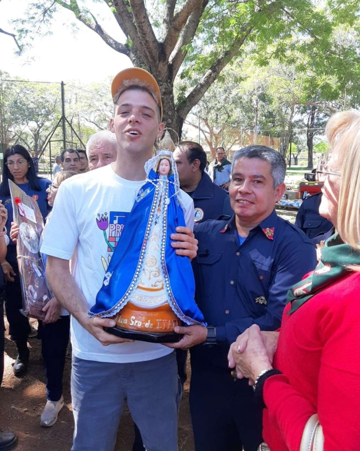 Santi Maratea tuvo una cálida bienvenida en Corrientes de los bomberos a los que ayudó con su campaña.