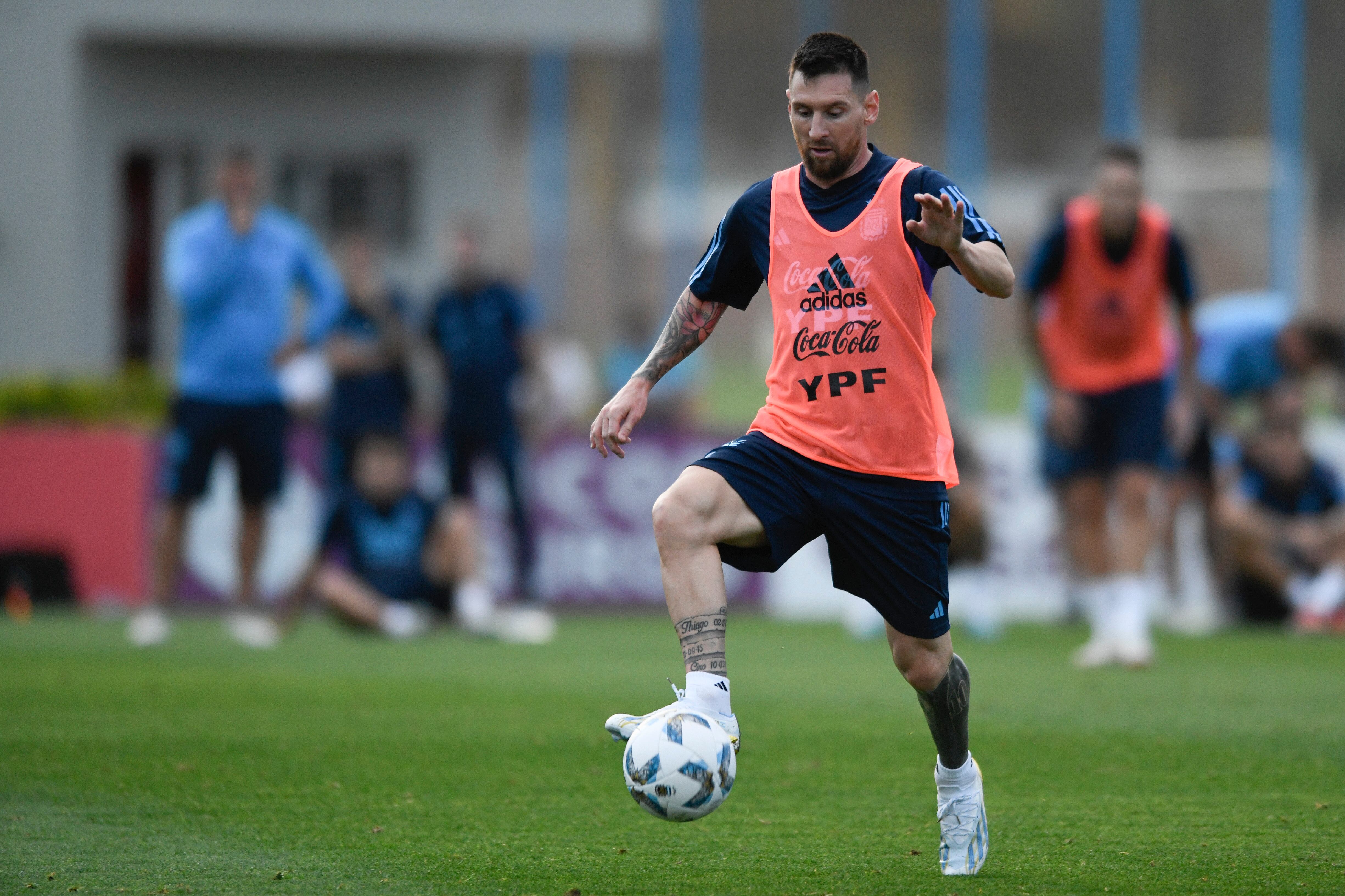 El argentino Lionel Messi controla el balón durante una práctica de la selección. 