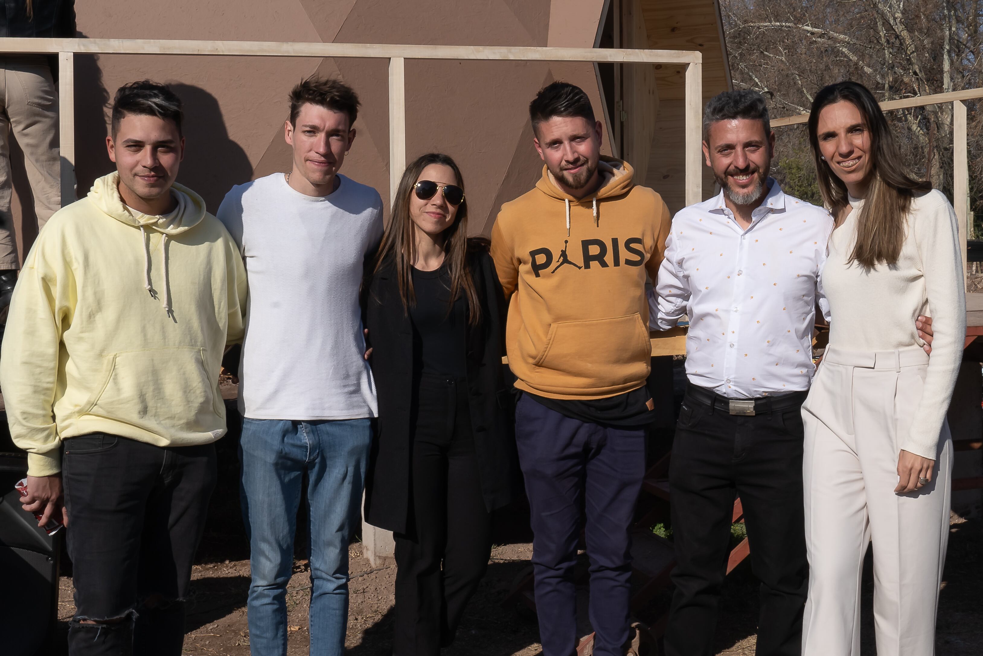 Matias Vitar, Gerardo Jerovsek, Lucía Pereyra y Martín Vanella (Celulosa Group, encargados del aislamiento térmico y acústico de los domos),  Franco Taricco y Julieta Lara - Fotos por Pablo Tello.