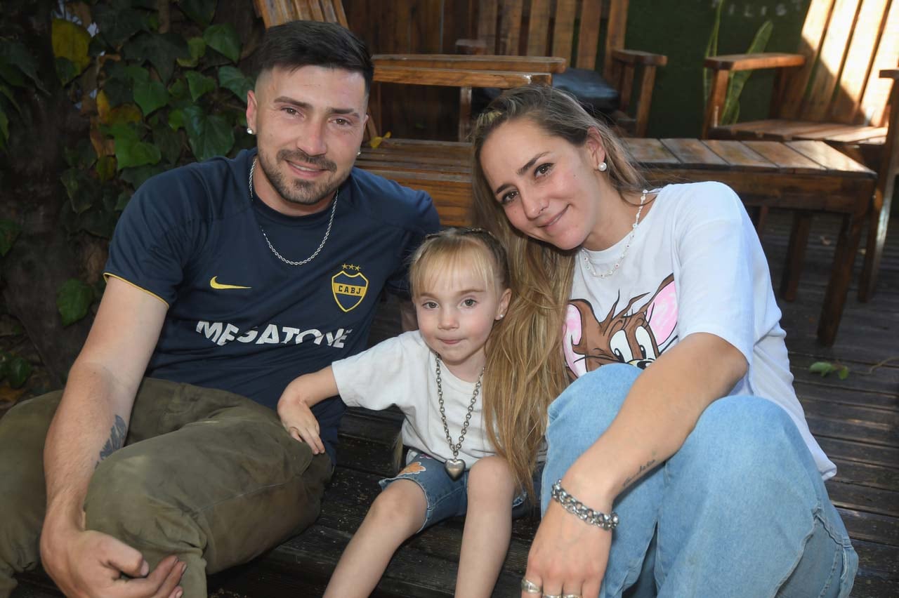 La pequeña junto a su mamá Ruth Dávila y su papá, Franco Ghiotti.
Foto: José Gutierrez / Los Andes 