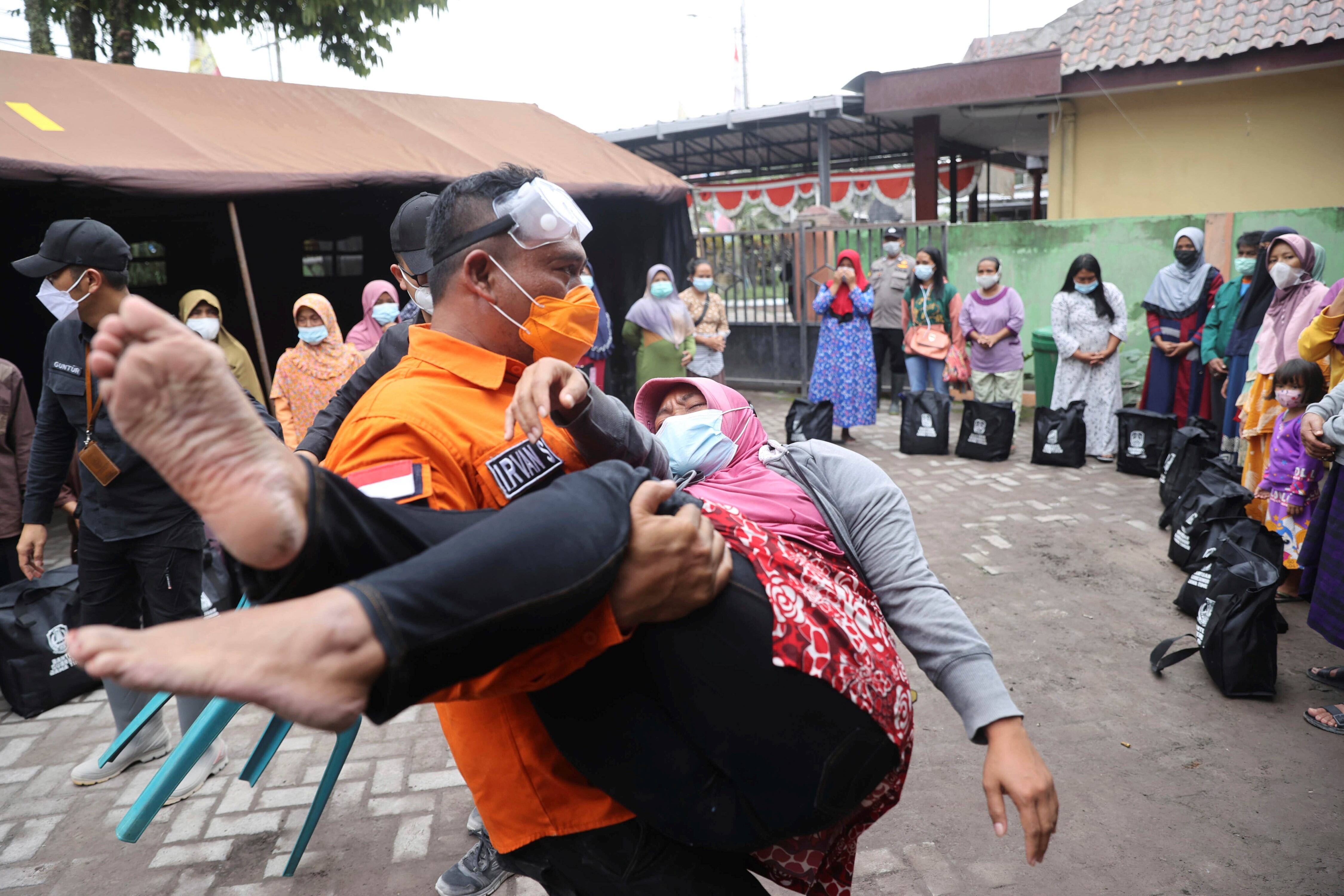 Los rescatistas trabajan en la zona afectada por la erupción del volcán Semeru - AP