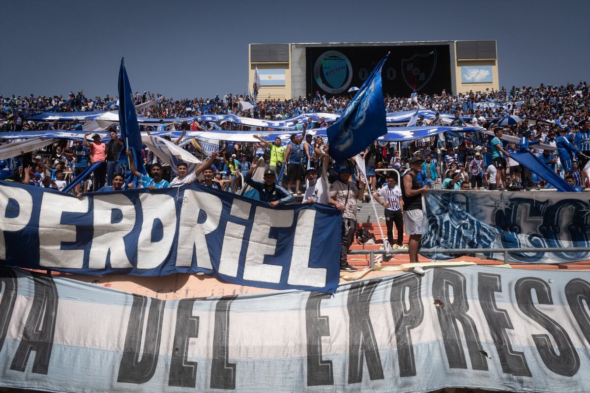 Los hinchas volvieron a la cancha y ya se palpita la alegría, las banderas y los cánticos en el Malvinas.
Pasado el medio día el Mundialista volvió a abrir las puertas para ser poblado en su 50% de aficionados tombinos, para poder alentar a Godoy Cruz en su partido frente a Newell’s.